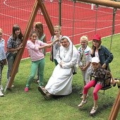 Siostra Andrzeja z dziećmi na placu zabaw „Arki Noego”
