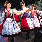  ZPiT „Nowa Ruda” pielęgnuje polską kulturę i tradycję. Tu w strojach kurpiowskich 
