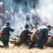  Odtworzonej z niezwykłym zaangażowaniem grup rekonstrukcyjnych walce przygląda się co roku około 20 tys. osób