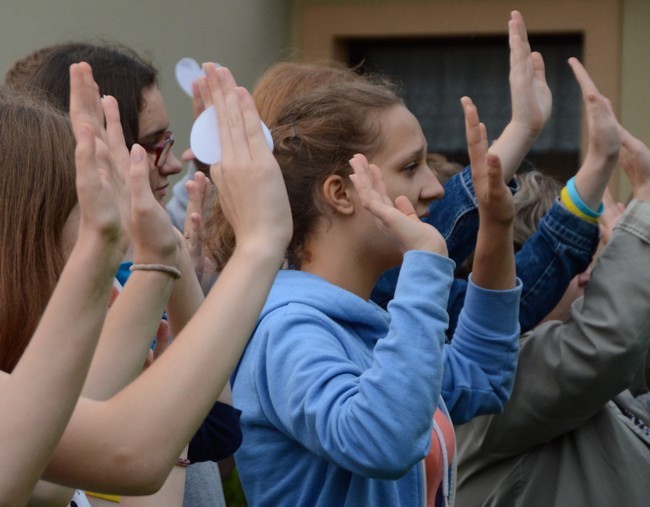 Popłynie pieśń uwielbienia