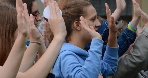 Popłynie pieśń uwielbienia