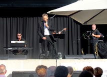Jacek Borkowski udowodnił, że nie tylko potrafi śpiewac, ale i bawić publicznosć