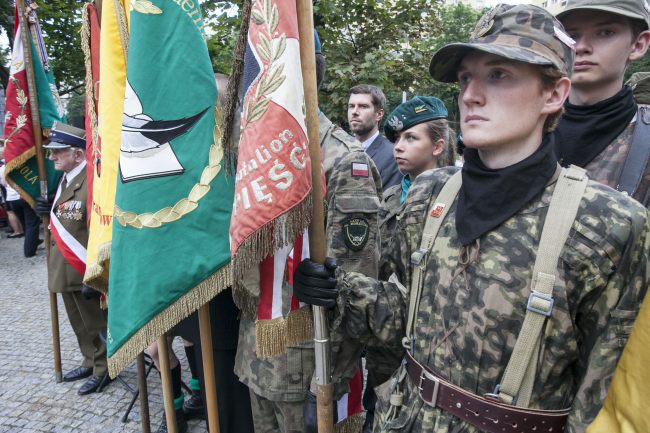 Przed pomnikiem Pamięci 50 tys. Mieszkańców Woli