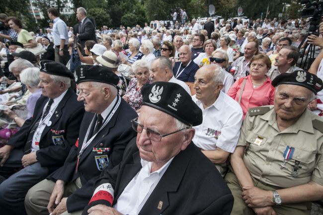 Przed pomnikiem Pamięci 50 tys. Mieszkańców Woli