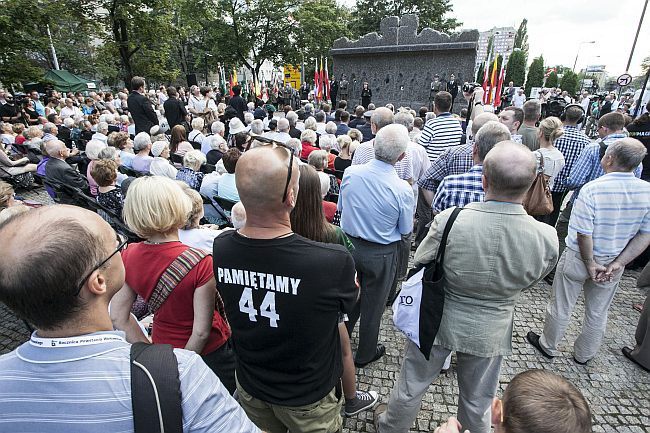 Przed pomnikiem Pamięci 50 tys. Mieszkańców Woli