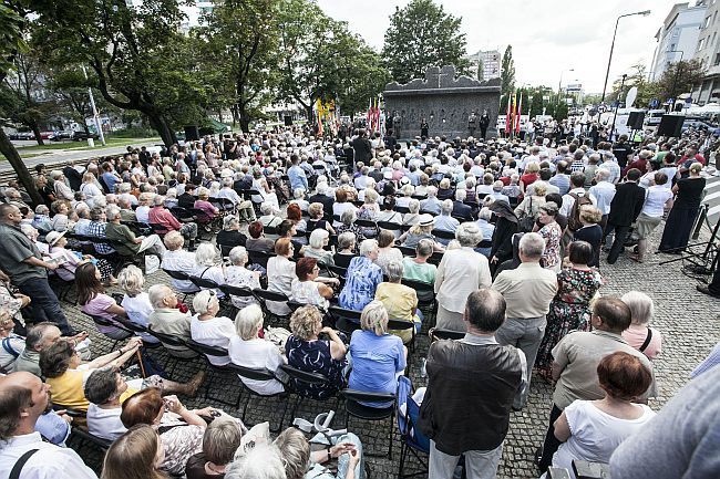 Przed pomnikiem Pamięci 50 tys. Mieszkańców Woli