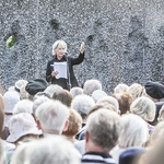 Przed pomnikiem Pamięci 50 tys. Mieszkańców Woli