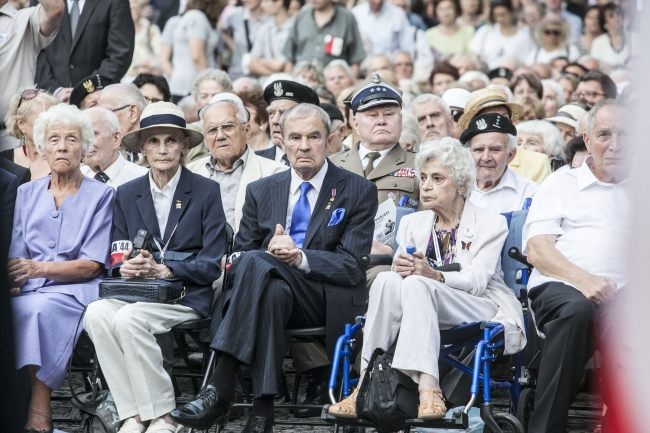 Przed pomnikiem Pamięci 50 tys. Mieszkańców Woli