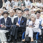 Przed pomnikiem Pamięci 50 tys. Mieszkańców Woli