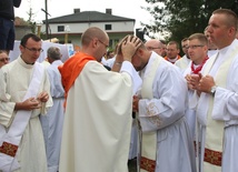 Ks. Leonard Szewczyk SDB udziela błogosławieństwa prymicyjnego