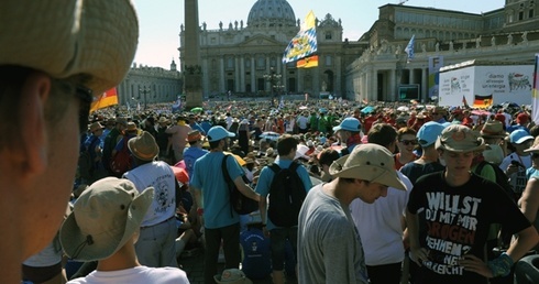 Plac św. Piotra w Rzymie wypełnili członkowie liturgicznej  służby ołtarza z Niemiec
