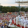 Eucharystia dla zgromadzonych na szczycie Jasnej Góry blisko 10 tysięcy pielgrzymów z naszej diecezji 