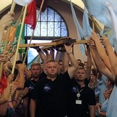 Pątnicy wnoszą krzyż pielgrzymkowy do kościoła w Rędzinach