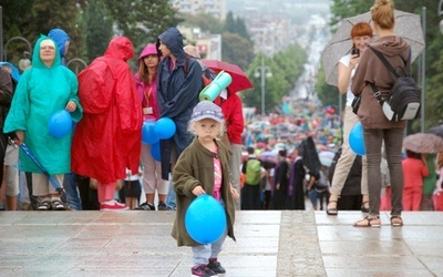 W pielgrzymim trudzie pątnikom niestraszne są upały i deszcze. Liczy się cel