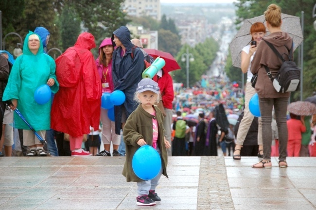 W pielgrzymim trudzie pątnikom niestraszne są upały i deszcze. Liczy się cel