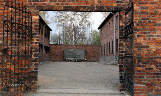 Auschwitz: Msza św. przed blokiem 11