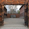 Auschwitz: Msza św. przed blokiem 11