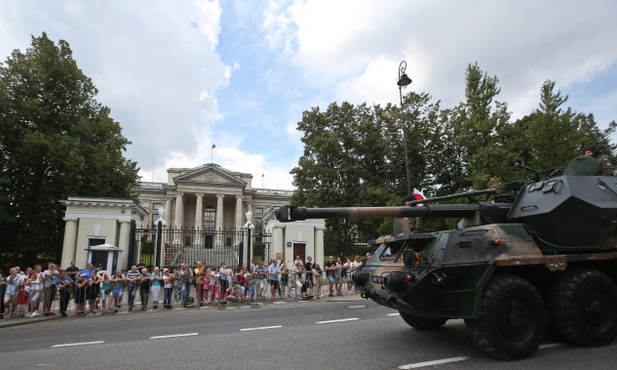 Warszawa: Defilada pod rosyjską ambasadą