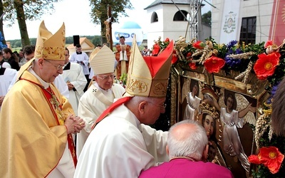 Bp Andrzej F. Dziuba nakłada korony na wizerunek Marki Bożej i Dzieciątka Jezus