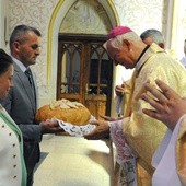 Dożynkowy chleb w procesji z darami przynieśli do ołtarza starostowie dożynek Lucyna i Jacek Pawlecowie z Wysokina