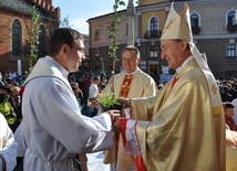 Bp Jeż rozdaje grusze bł. Karoliny