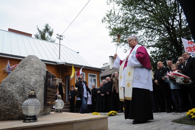 Pamiątkowy kamień upamiętniający ks. Romana Kotlarza święci bp Henryk Tomasik