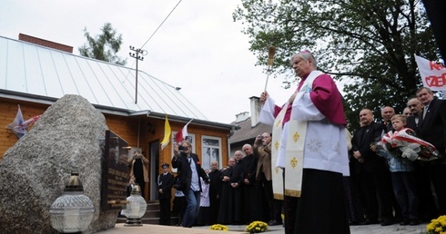 Pamiątkowy kamień upamiętniający ks. Romana Kotlarza święci bp Henryk Tomasik