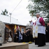 Pamiątkowy kamień upamiętniający ks. Romana Kotlarza święci bp Henryk Tomasik