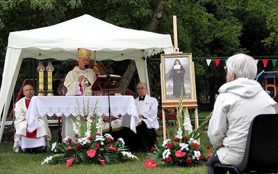 Msza św. polowa na skwerze bł. Bolesławy Lament
