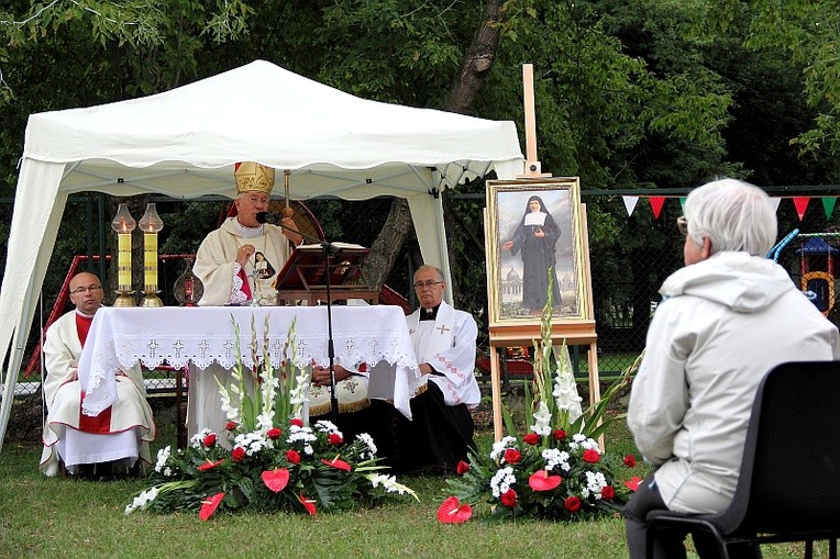 Msza św. polowa na skwerze bł. Bolesławy Lament