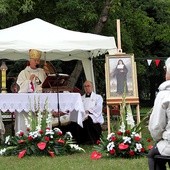 Msza św. polowa na skwerze bł. Bolesławy Lament