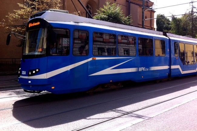 Tramwaje i autobusy wracają