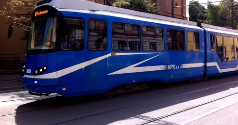 Tramwaje i autobusy wracają