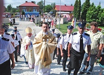 Ks. Tadeusz Pasek wnosi do świątyni relikwie św. Maksymiliana