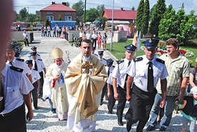 Ks. Tadeusz Pasek wnosi do świątyni relikwie św. Maksymiliana