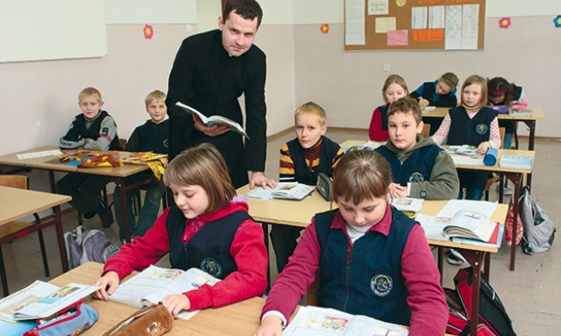 Jak wynika z badań opinii publicznej, ok. 70 proc. Polaków opowiada się za obecnością religii w szkole