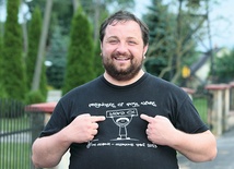 Ks. Mikołaj Pilecki pochodzi z polsko-ukraińskiej rodziny. Urodził się w Kalinówce pod Winnicą. Ukończył seminarium chrystusowców w Poznaniu. Po święceniach w latach 90. XX wieku pracował przez 5 lat jako wikary w parafii św. Józefa w Doniecku. Następnie w Mikołajewie pod Odessą, a później wrócił znów do Doniecka. Przez ostatnie cztery lata był proboszczem w parafii Wołoczyska na Podolu. Od lutego 2014 r. jest proboszczem w Doniecku.