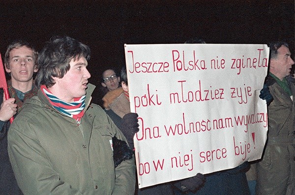 Warszawa, 11.11.1980 r. Demonstracja RMP na placu Zwycięstwa