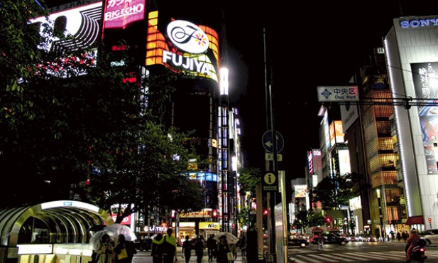 Ginza, najmodniejsza dzielnica Tokio, tętni życiem całą dobę