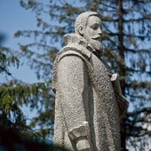 Pomnik Jana Kochanowskiego w parku zwoleńskim