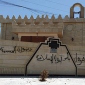  11.08.2014. Irak. Mosul. Opustoszały kościół chrześcijański. Na murze napis po arabsku: „Wejście wzbronione z rozkazu Państwa Islamskiego”. W Mosulu żyła jedna z najstarszych wspólnot chrześcijańskich (od 1700 lat). Obecnie wielu chrześcijan zamordowano lub wygnano z miasta. Jeszcze w 2003 roku było ich tam 30 tysięcy, dziś nie ma nikogo. 