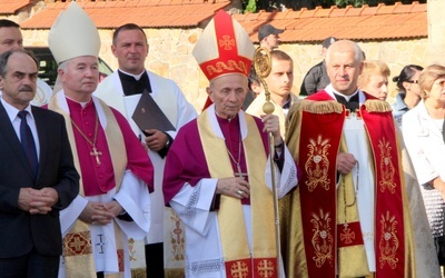Bp Bobowski (w środku) w oczekiwaniu na obraz Pana Jezusa
