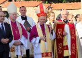 Bp Bobowski (w środku) w oczekiwaniu na obraz Pana Jezusa