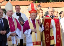 Bp Bobowski (w środku) w oczekiwaniu na obraz Pana Jezusa