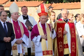 Bp Bobowski (w środku) w oczekiwaniu na obraz Pana Jezusa