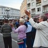  Kilkadziesiąt osób śpiewało o wielkości Boga