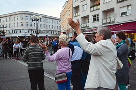  Kilkadziesiąt osób śpiewało o wielkości Boga