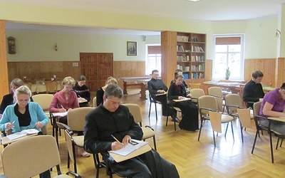 Powyżej: Uczestnicy nie tylko czytali teksty biblijne, ale także dyskutowali o konkretnej sytuacji życiowej medytującego