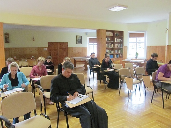 Powyżej: Uczestnicy nie tylko czytali teksty biblijne, ale także dyskutowali o konkretnej sytuacji życiowej medytującego