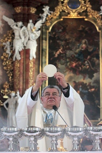  Kard. Dominik Duka po raz pierwszy przewodniczył Eucharystii w Krzeszowie. Homilię do wiernych wygłosił po polsku